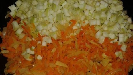 рыба среди овощей