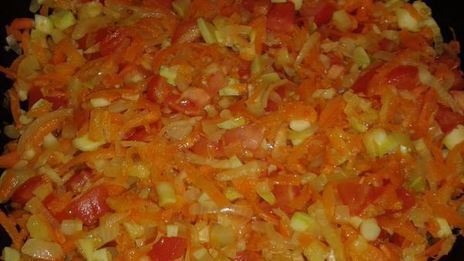 рыба среди овощей