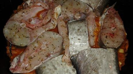 рыба среди овощей