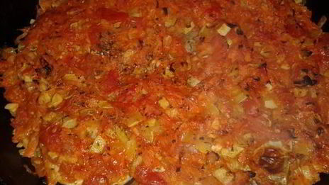 рыба среди овощей