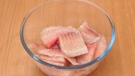 рыба, тушенная с овощами в фольге