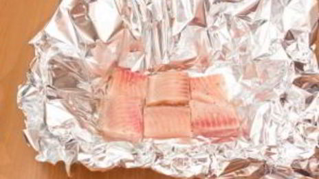 рыба, тушенная с овощами в фольге