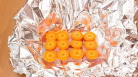 рыба, тушенная с овощами в фольге