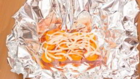 рыба, тушенная с овощами в фольге