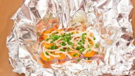 рыба, тушенная с овощами в фольге