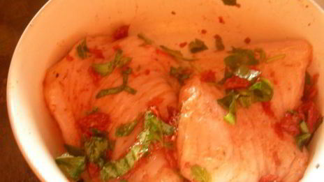 рыбка, запеченная с вялеными томатами и базиликом