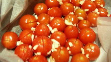 рыбка, запеченная с вялеными томатами и базиликом