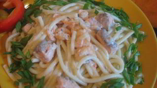 Семга с креветками в сливочном соусе