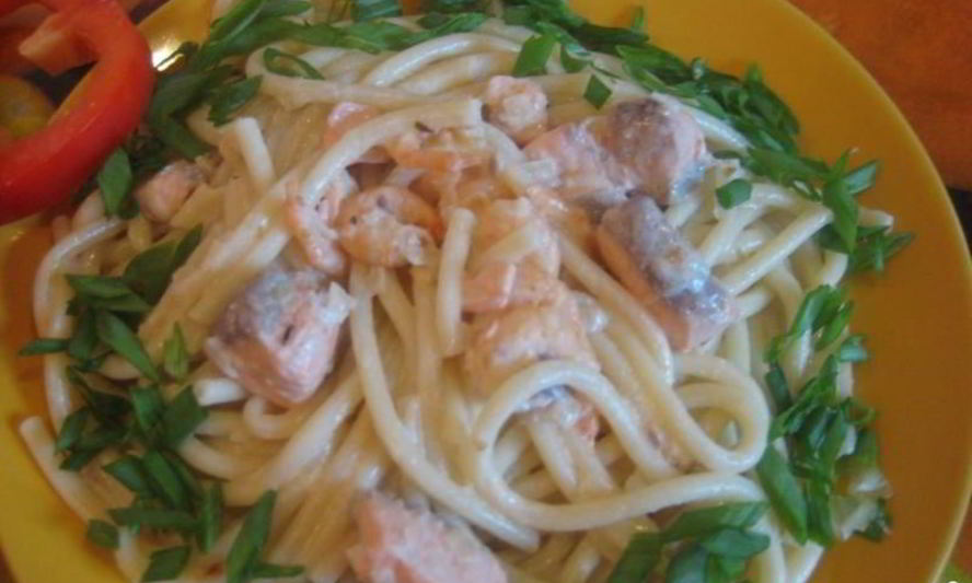 Рецепт семги с креветками в сливочном соусе