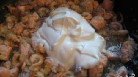 семга с креветками в сливочном соусе