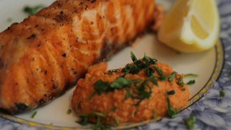 семга с соусом ромеско