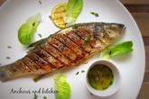 Сибас на гриле с чесночно-лимонным маслом