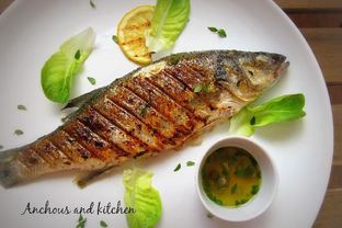 Сибас на гриле с чесночно-лимонным маслом