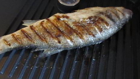 сибас на гриле с чесночно-лимонным маслом