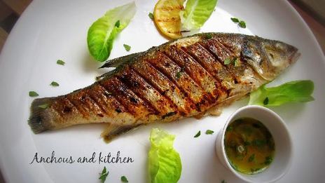 сибас на гриле с чесночно-лимонным маслом