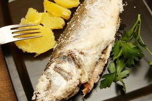 Сибас с розмарином, запеченный в соляной корке
