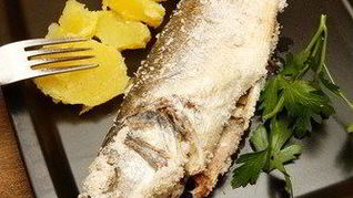 Сибас с розмарином, запеченный в соляной корке