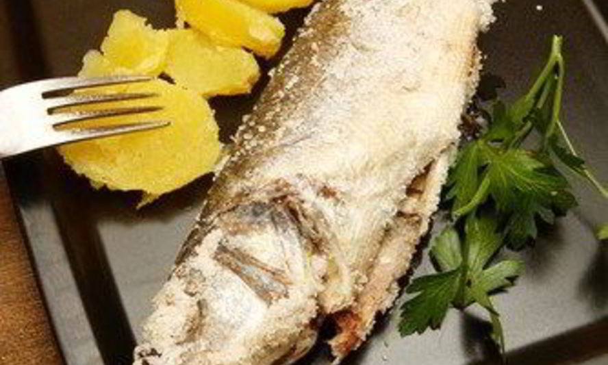 Рецепт сибаса с розмарином, запеченный в соляной корке