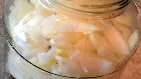 скумбрия в очень пряном маринаде и луковой шубке