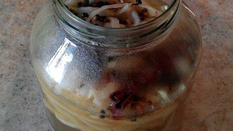 скумбрия в очень пряном маринаде и луковой шубке