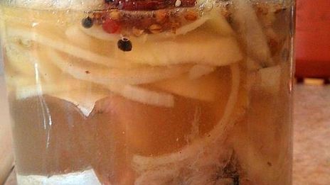 скумбрия в очень пряном маринаде и луковой шубке