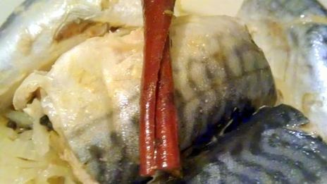 скумбрия в очень пряном маринаде и луковой шубке