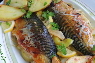 Скумбрия, запеченая с яблоками