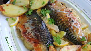 Скумбрия, запеченая с яблоками