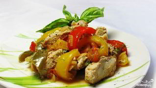 Тунец под соусом из болгарских перцев