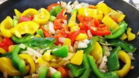 тунец под соусом из болгарских перцев