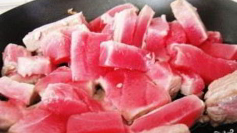 тунец под соусом из болгарских перцев