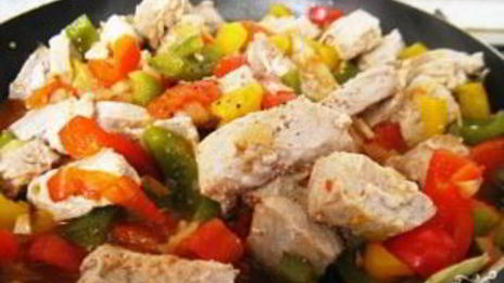 тунец под соусом из болгарских перцев