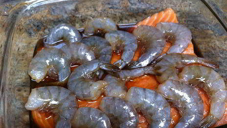 запеченная красная рыба с креветками