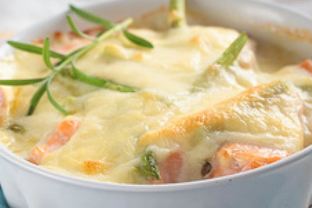 Запеченный лосось под сырным соусом