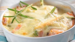 Запеченный лосось под сырным соусом