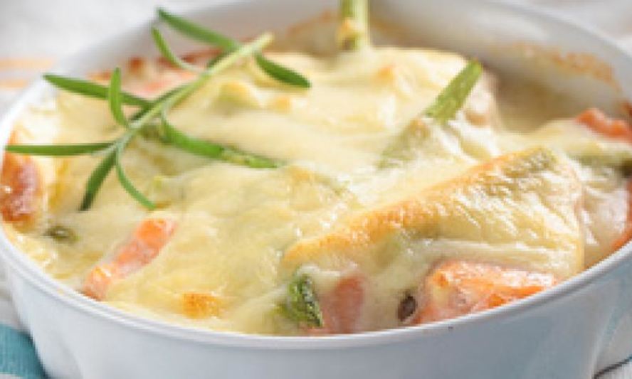 Рецепт запеченного лосося под сырным соусом