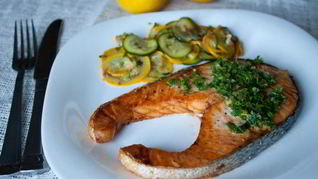 Запеченный лосось с релишем из трав и каперсов