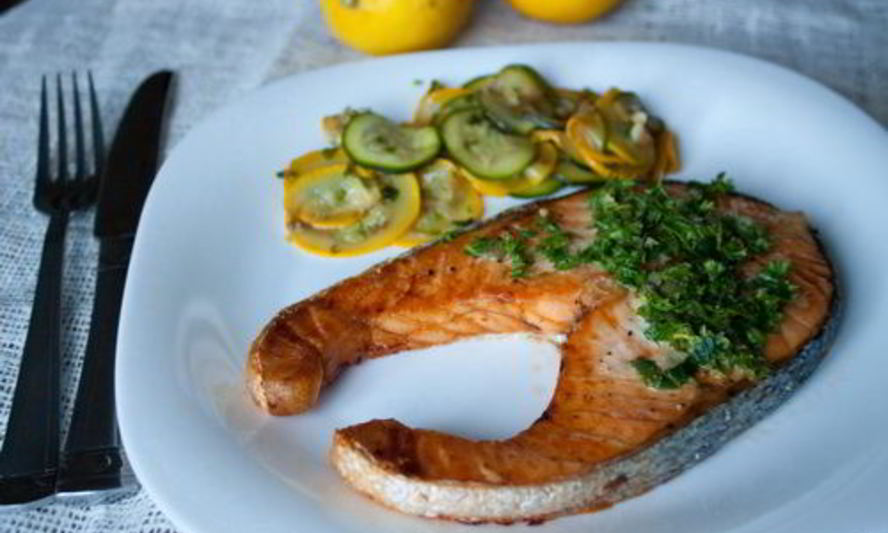 Рецепт запеченного лосося с релишем из трав и каперсов