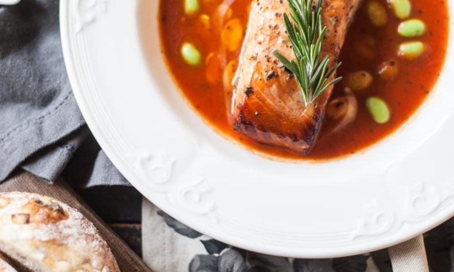 Рецепт запеченного лосося в томатах