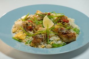 Жареная тилапия с рисом и кунжутным соусом