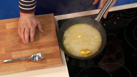 жареная тилапия с рисом и кунжутным соусом