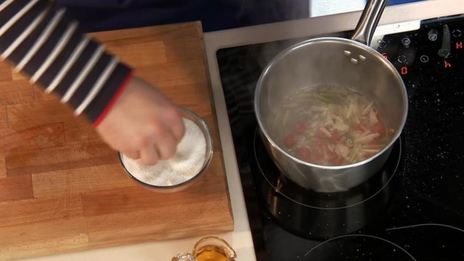 жареная тилапия с рисом и кунжутным соусом