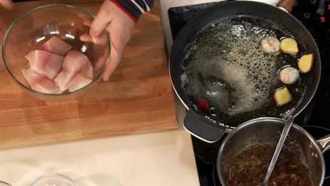 жареная тилапия с рисом и кунжутным соусом