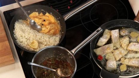 жареная тилапия с рисом и кунжутным соусом