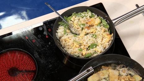 жареная тилапия с рисом и кунжутным соусом