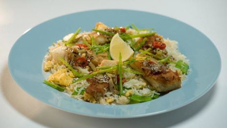 жареная тилапия с рисом и кунжутным соусом