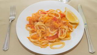 Жареные кальмары с овощами