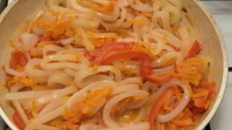 жареные кальмары с овощами