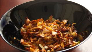 Жареные лисички с луком