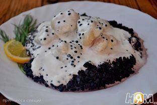 Рыбные клецки с ченым рисом и икорным соусом